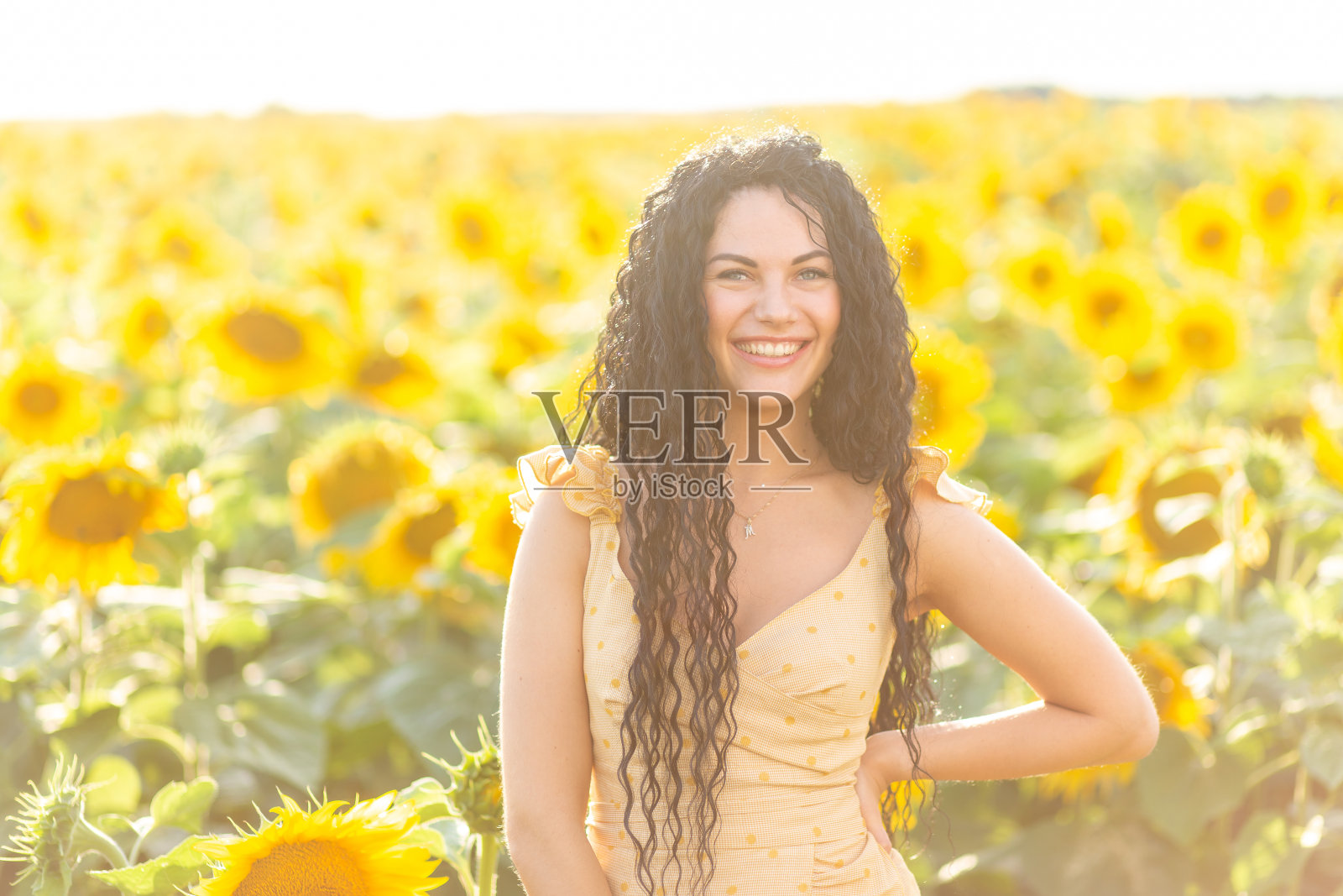 一个美丽微笑的黑发女人的肖像照片摄影图片