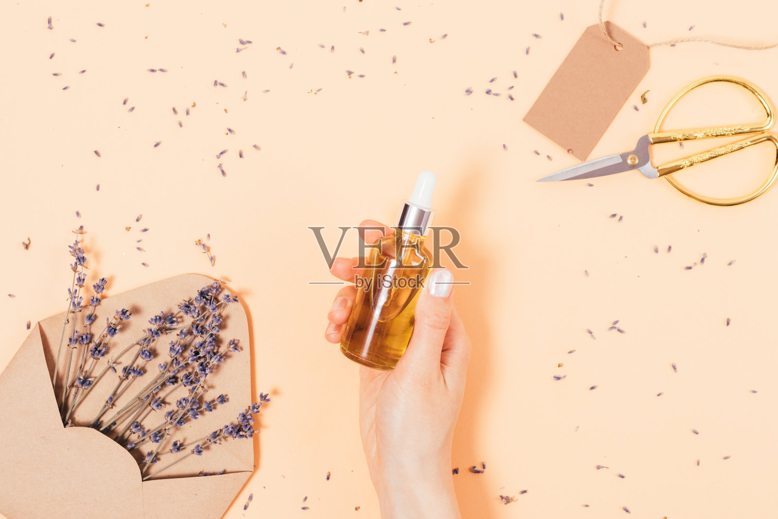 女性手持一瓶天然化妆油照片摄影图片