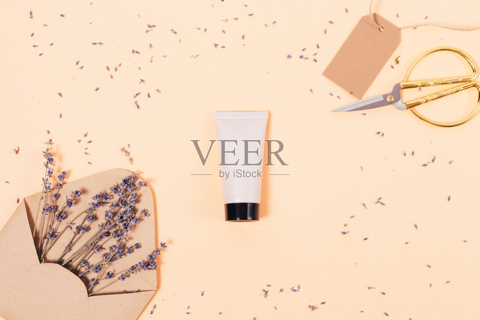 天然化妆品霜管旁边的薰衣草花照片摄影图片