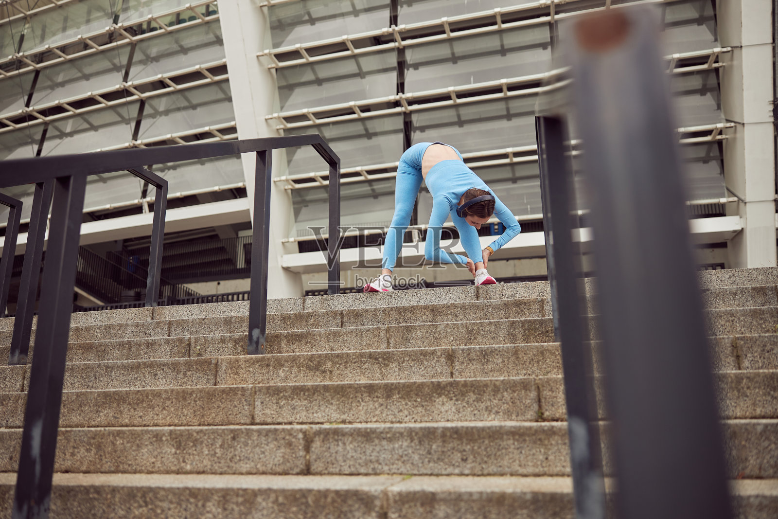 美丽健康的白人妇女正在城市里做户外运动照片摄影图片
