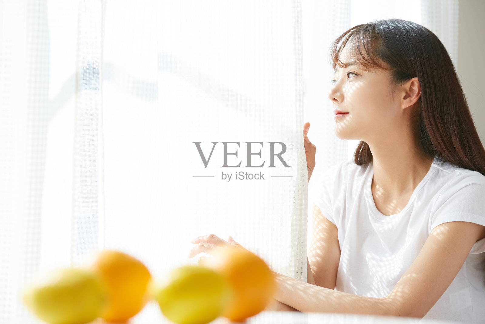 年轻的亚洲女人与水果的肖像照片摄影图片