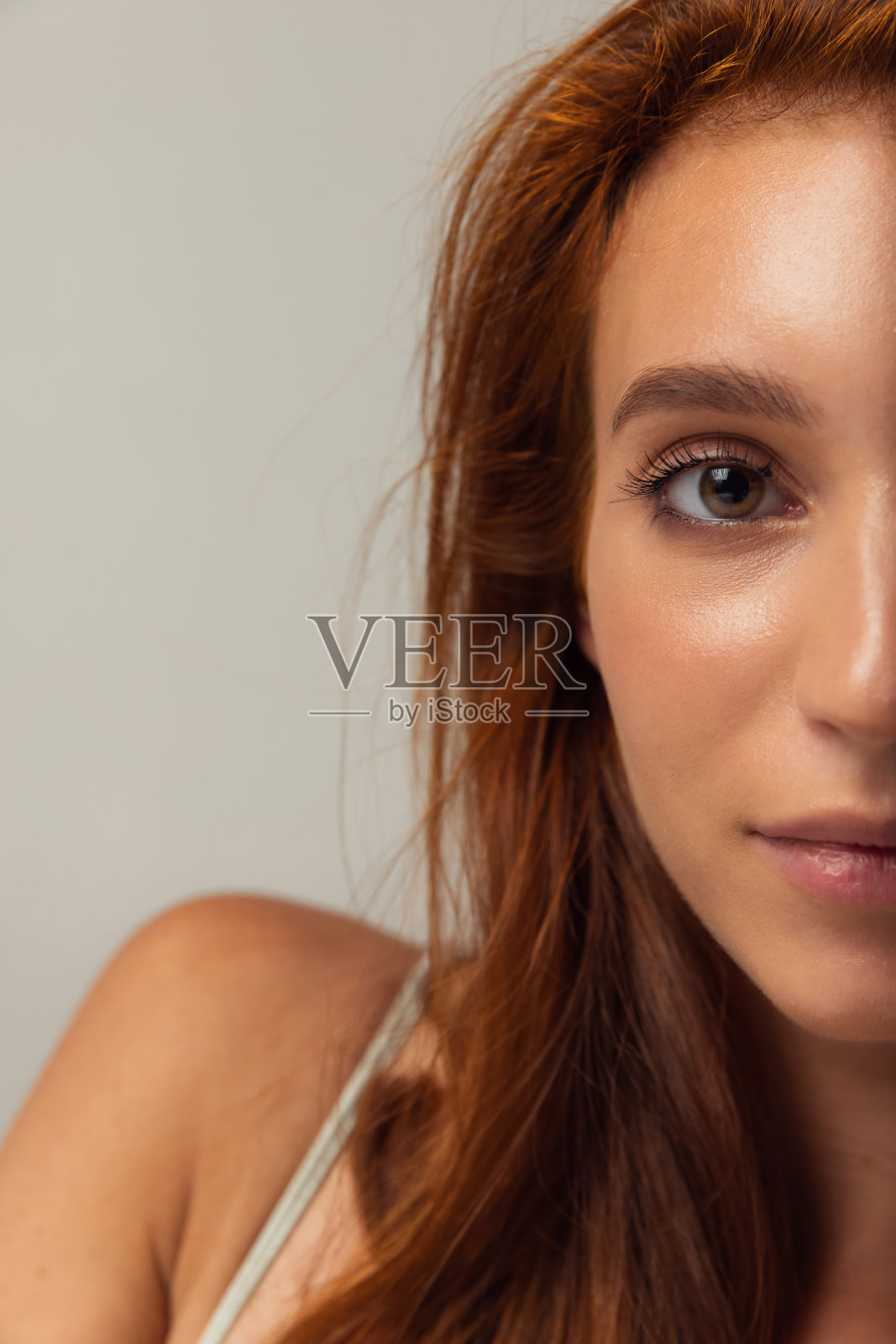 裁剪的图像年轻美丽的白种女人没有化妆孤立在灰色的工作室背景。自然美景的概念。颈部和肩膀照片摄影图片