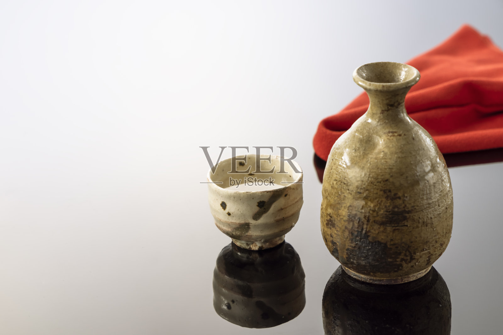 日式清酒酒壶和酒杯照片摄影图片