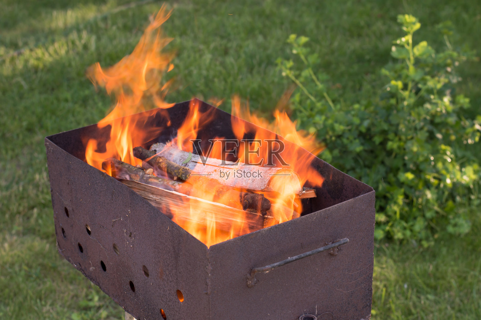 柴火在自然的烧烤燃烧，火的特写。休息,做饭照片摄影图片