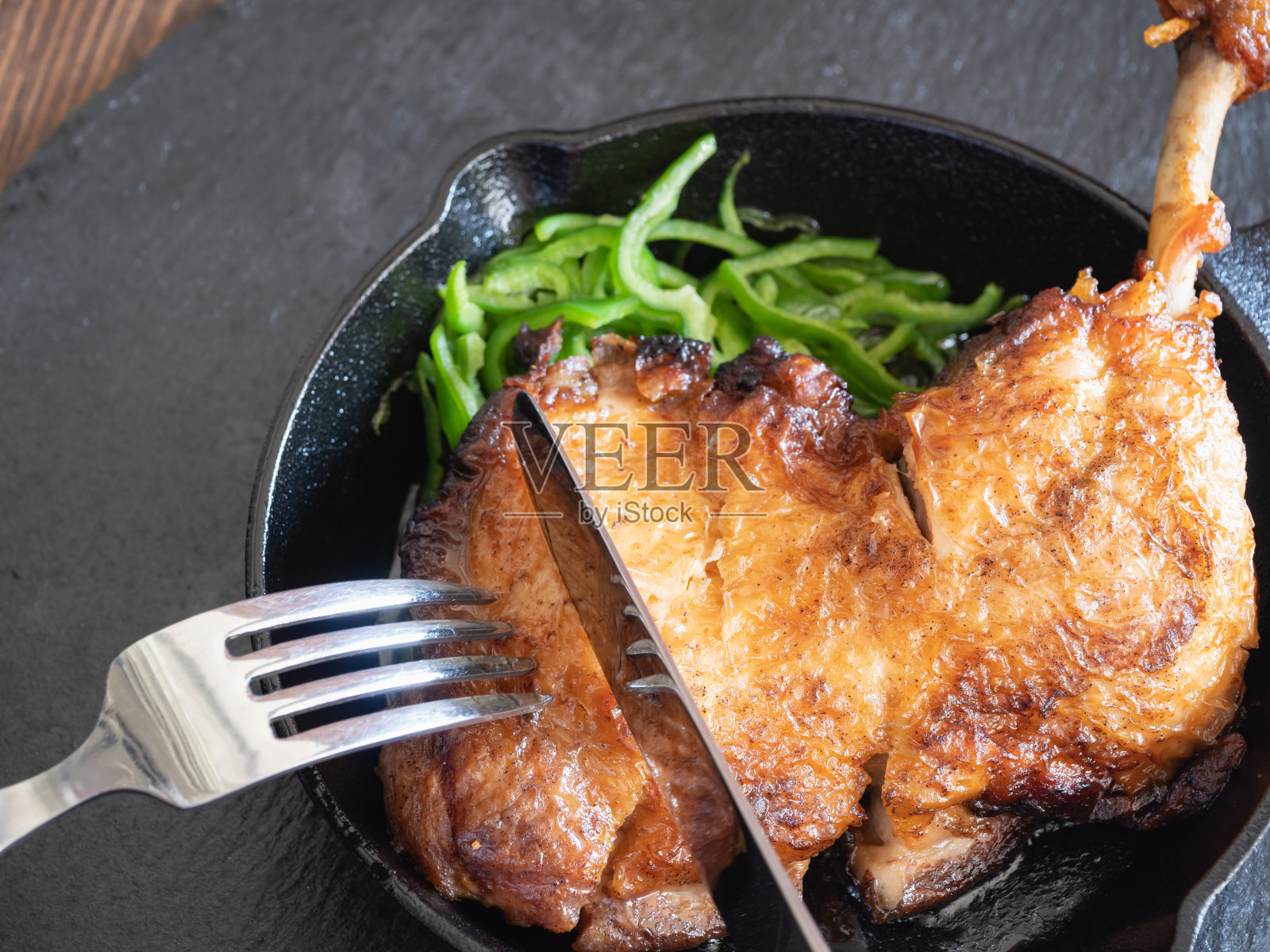 烤甲壳质带骨特写，香料调味的鸡腿照片摄影图片