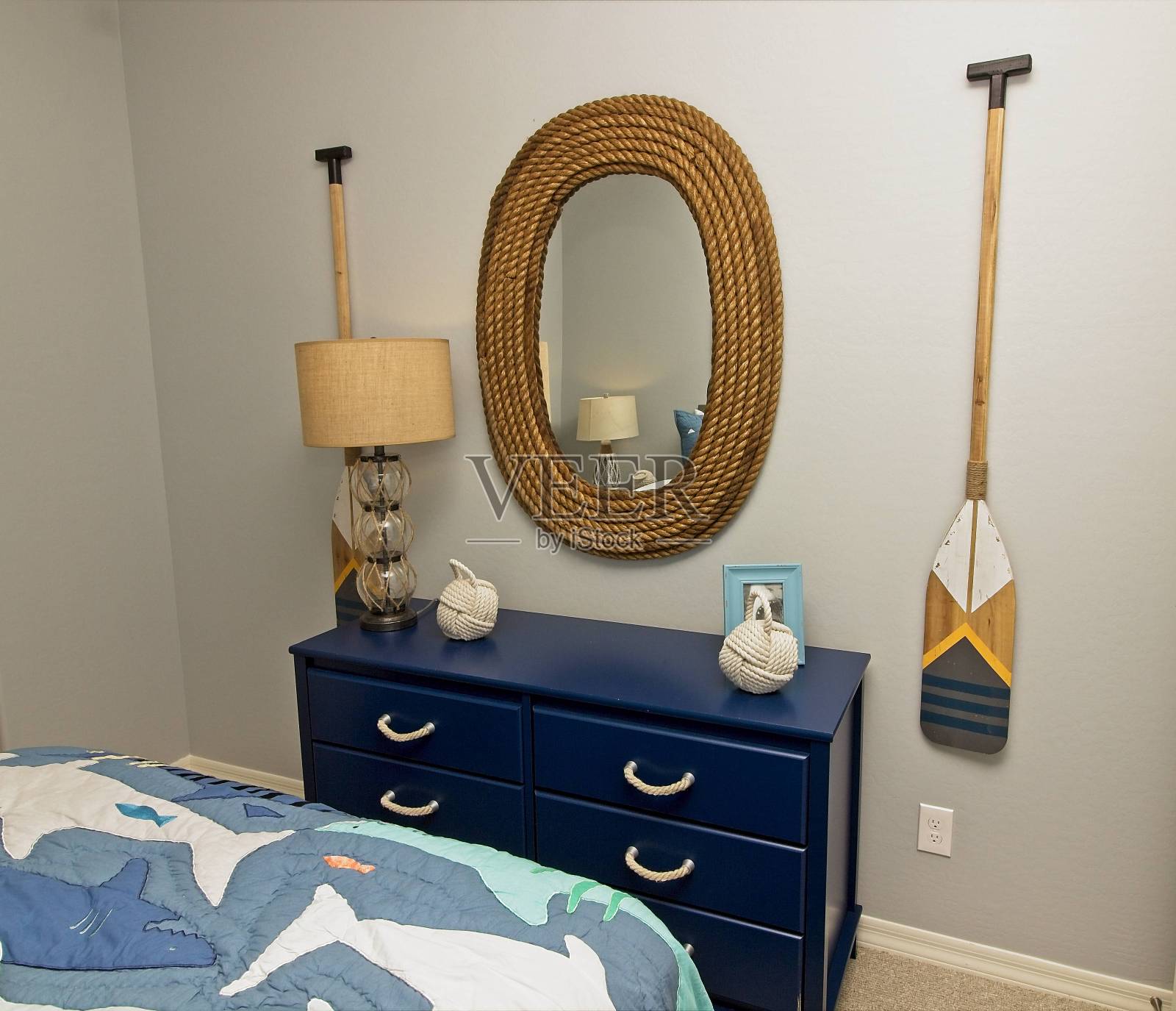 卧室蓝色梳妆台和墙壁装饰与航海主题照片摄影图片