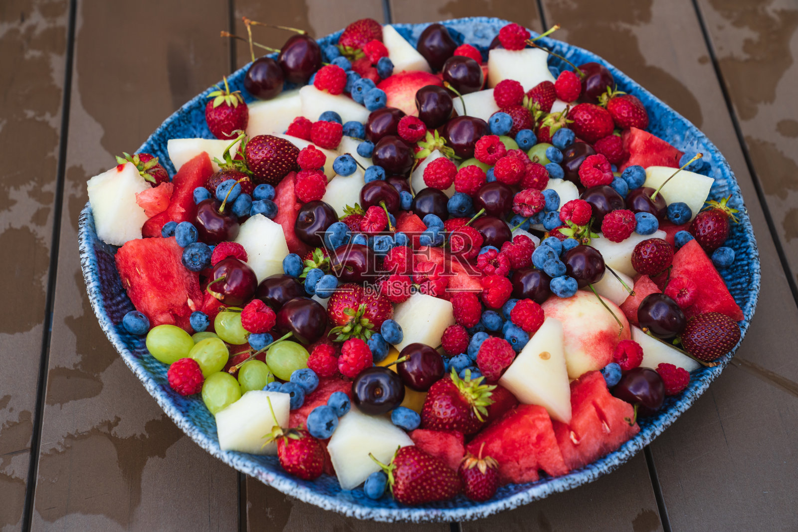 一盘什锦水果和浆果。夏天的收获。照片摄影图片