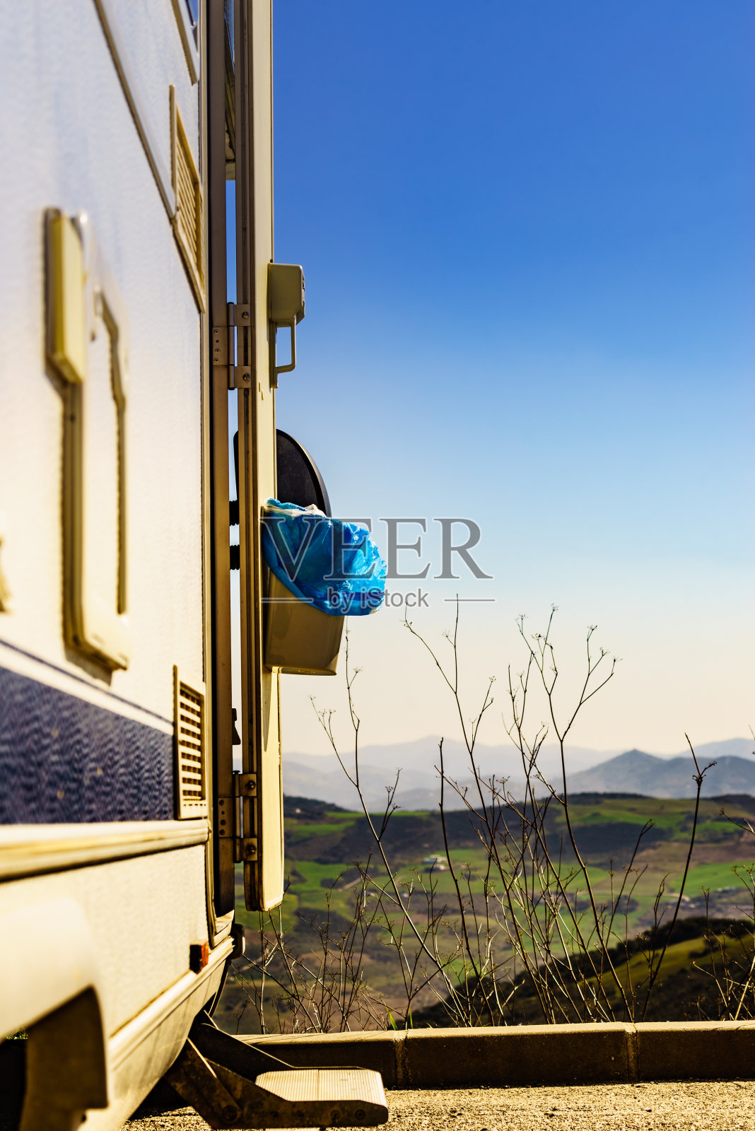 露营门上有垃圾桶。照片摄影图片