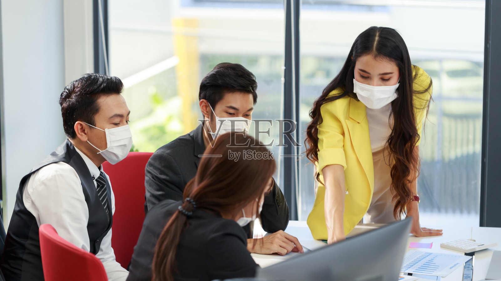 一群年轻的亚洲业务团队在办公室一起工作。办公室商务人员在会议上进行头脑风暴。启动业务团队，讨论新项目照片摄影图片