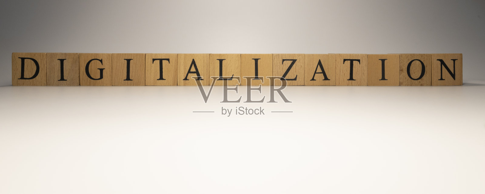 由木质立方体创造的数字化。工业和技术。照片摄影图片