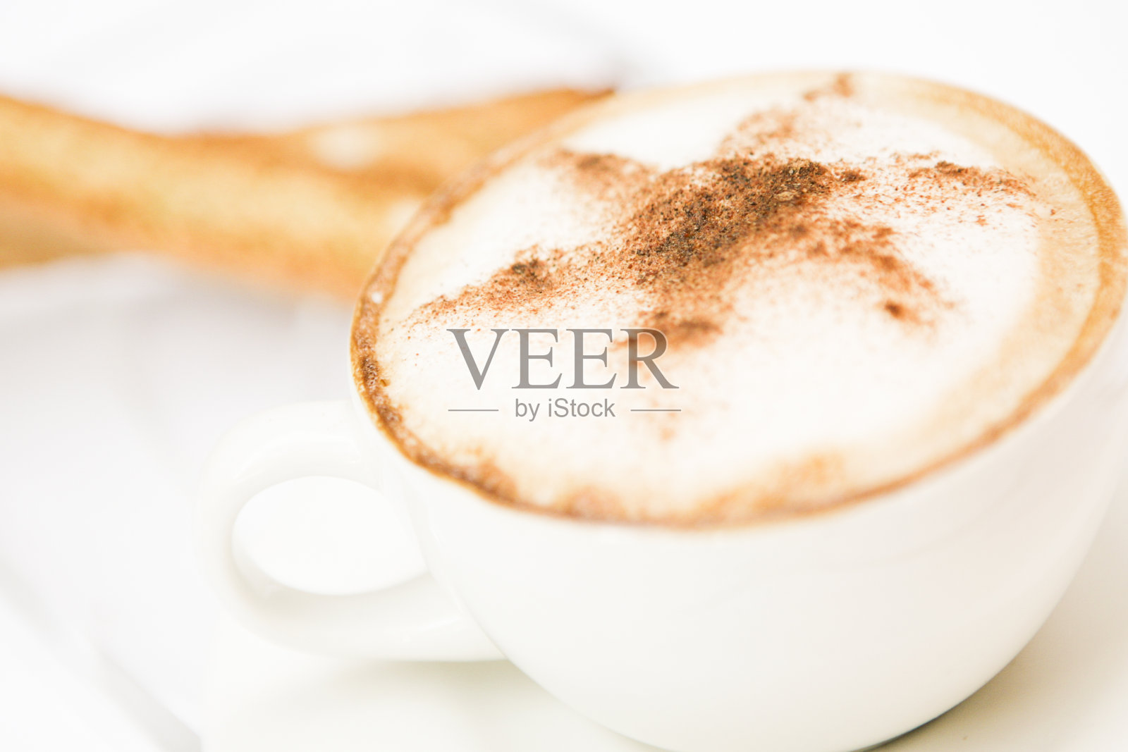 星星装饰的卡布奇诺杯，新鲜烘焙的面粉棒照片摄影图片