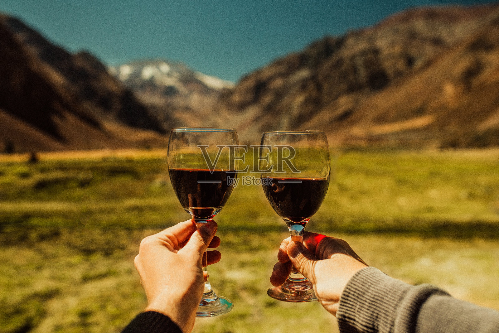 情侣酒杯照片摄影图片