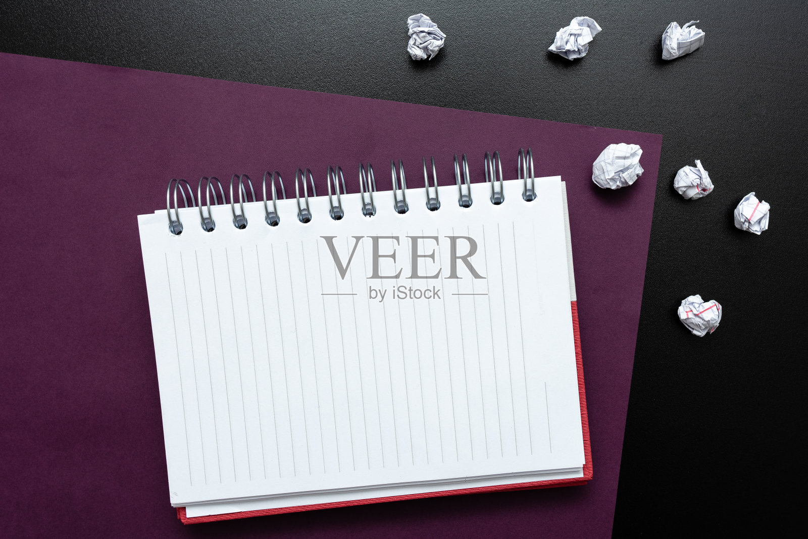 思考新的好主意，更新创意灵感，新的机会，工作环境，头脑风暴计划，写笔记的概念，办公室收集笔记本笔照片摄影图片