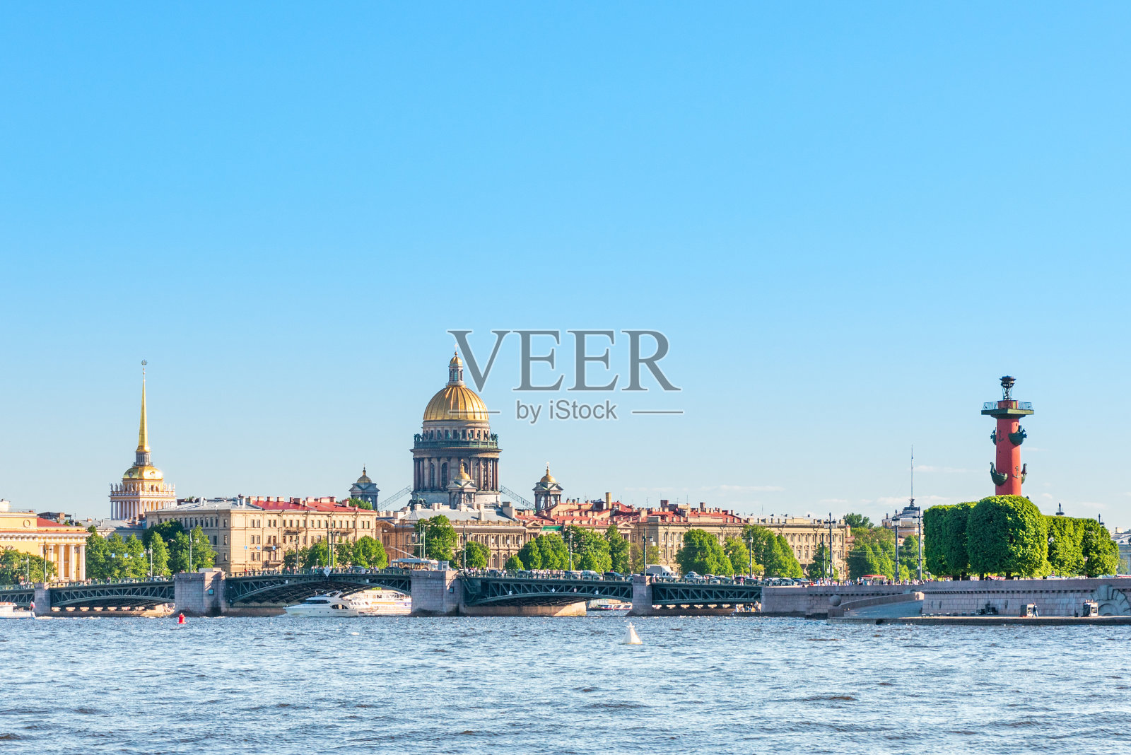 从涅瓦河上看到圣以撒大教堂的圣彼得堡全景照片摄影图片