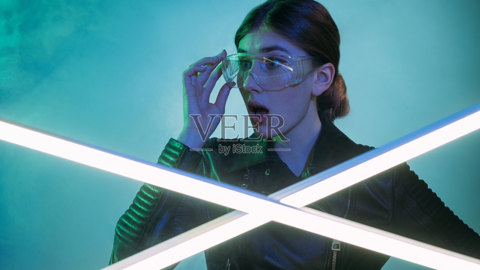 霓虹灯下震惊的赛博朋克女子肖像照片摄影图片