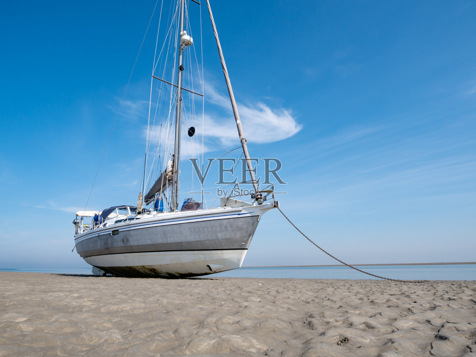 荷兰弗里兰附近的里切尔岛瓦登西的一艘帆船在退潮时搁浅在沙滩上照片摄影图片