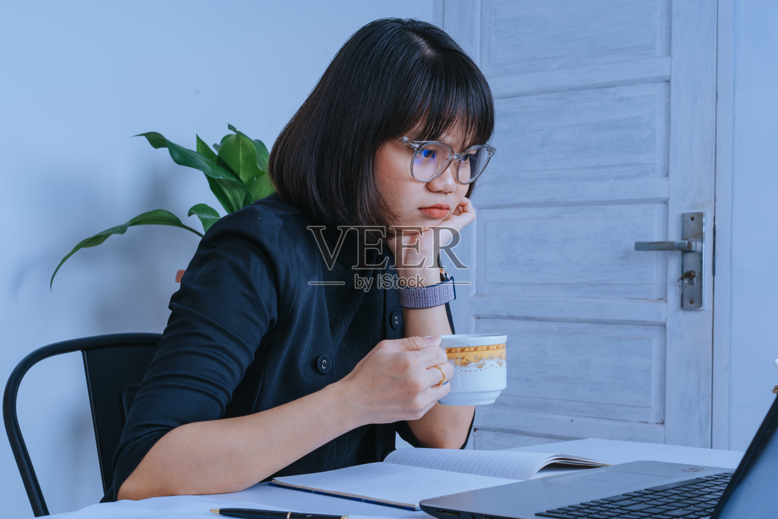 漂亮的年轻印尼或亚洲女性穿着黑色运动夹克照片摄影图片