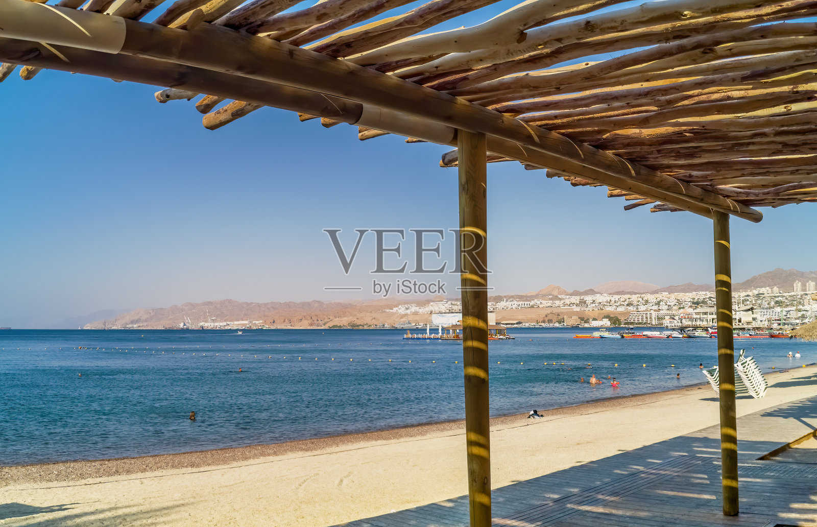 清晨，在埃拉特的红海沙滩上照片摄影图片