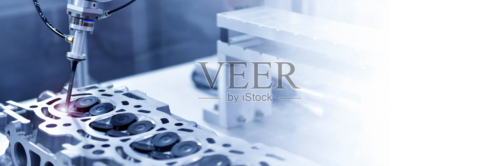 全自动三坐标测量机(CMM)用于检测高精度发动机缸体照片摄影图片