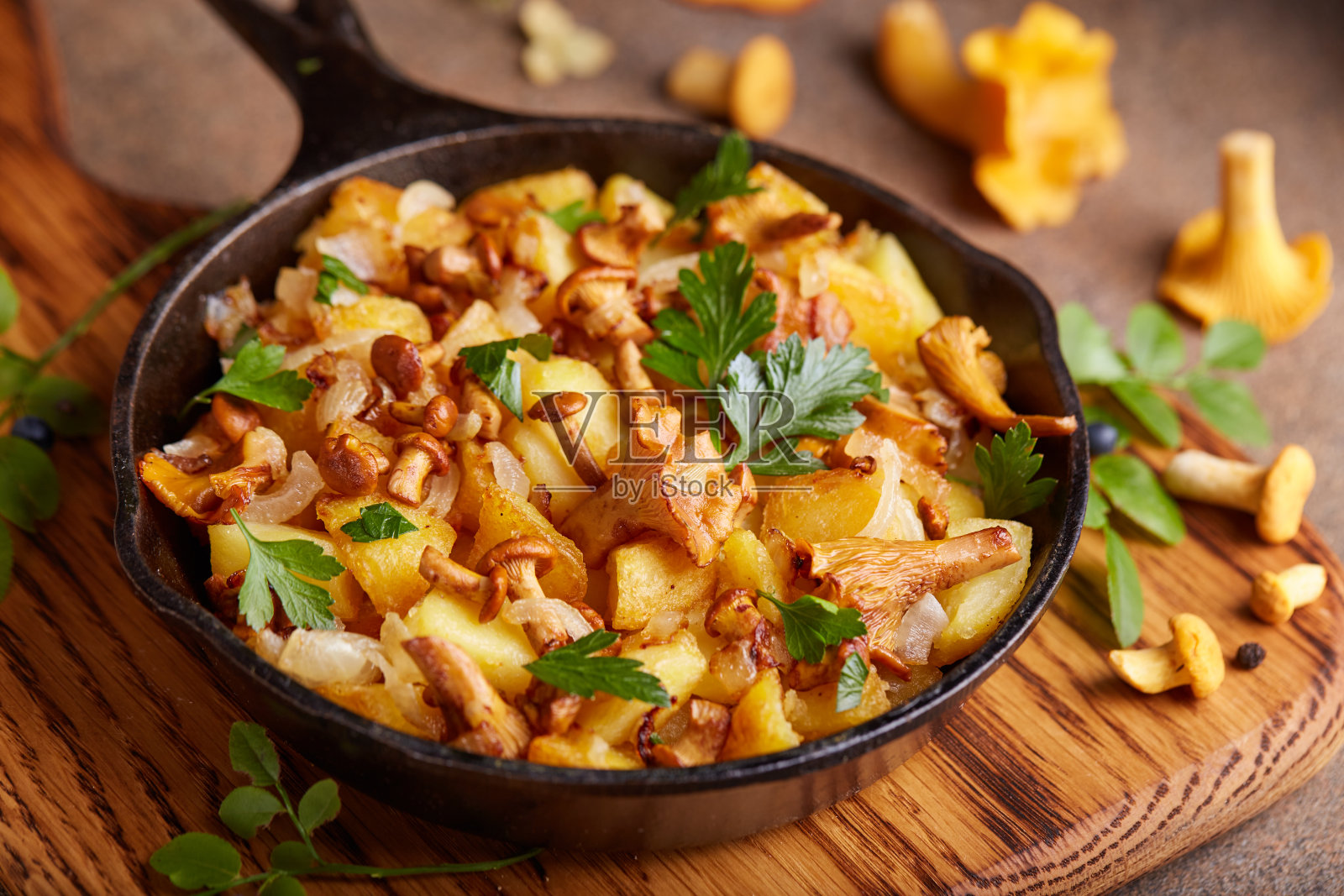 烤土豆配鸡油菌蘑菇和洋葱。素食菜。照片摄影图片