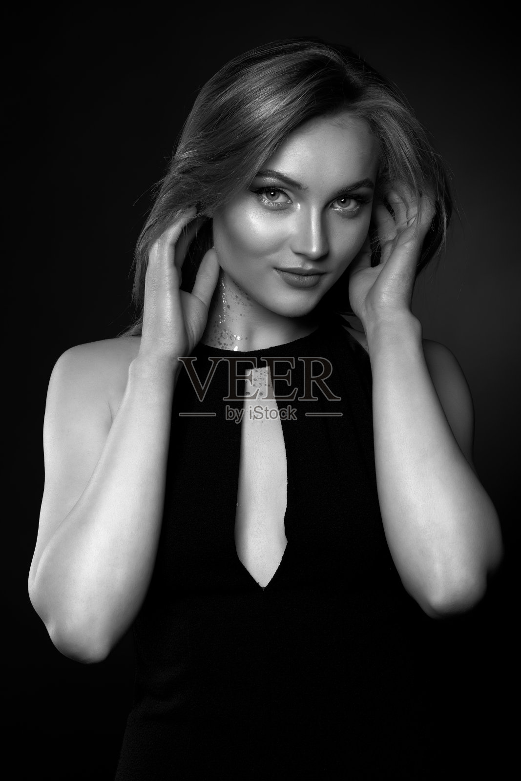 长直发的神秘女士穿着经典的黑色连衣裙照片摄影图片