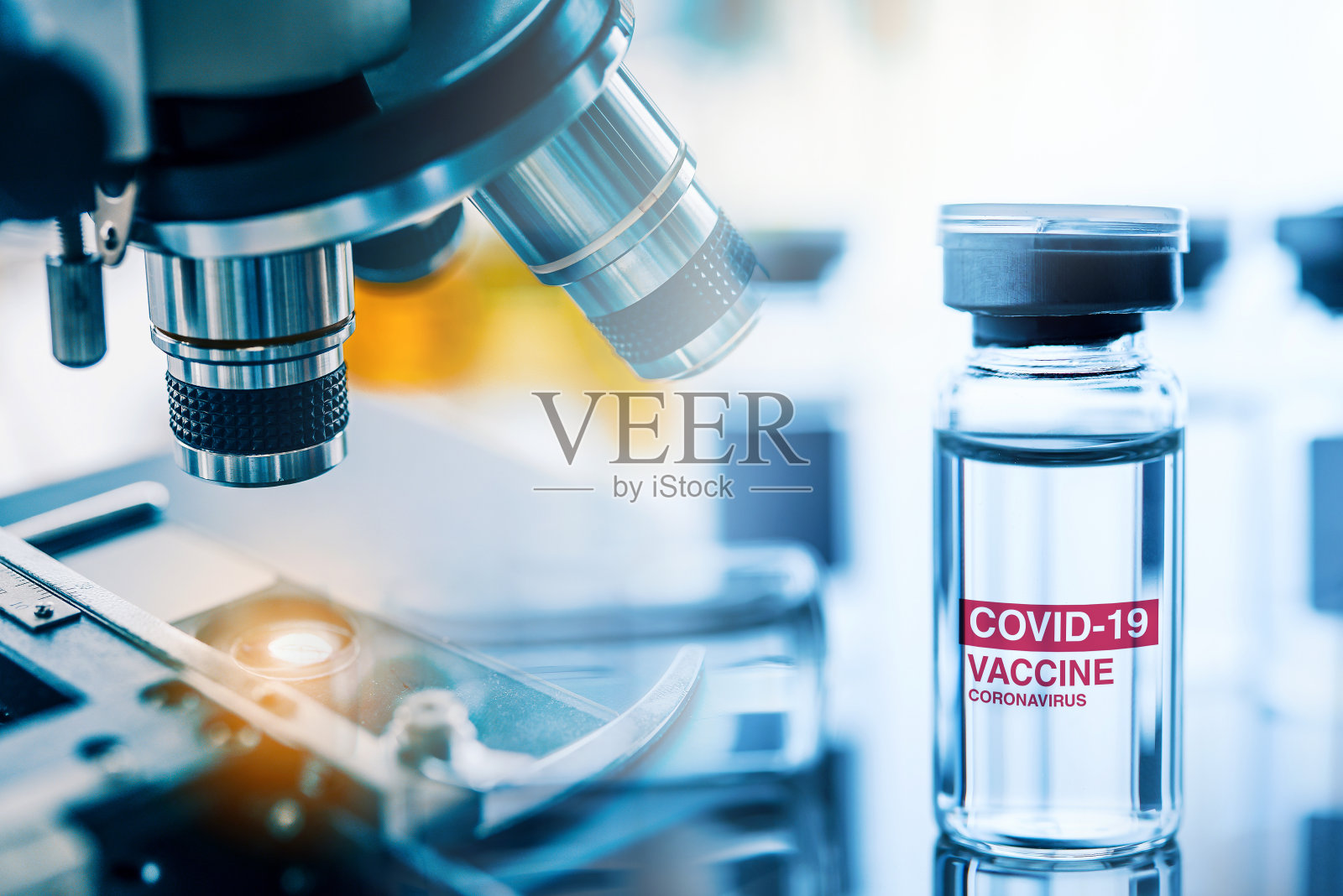 概念抗击covid-19冠状病毒，医生或科学家拿着显微镜，医生的手拿着covid-19疫苗瓶，成年人，概念:疾病，医疗，科学。照片摄影图片