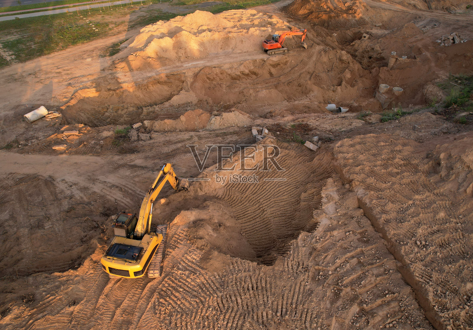挖掘机在建筑工地挖掘地面照片摄影图片
