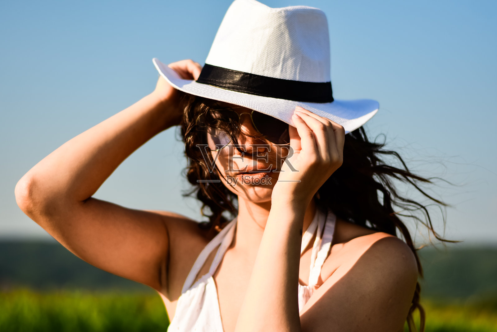 一个年轻女人在干草场的库存摄影-生活方式照片摄影图片