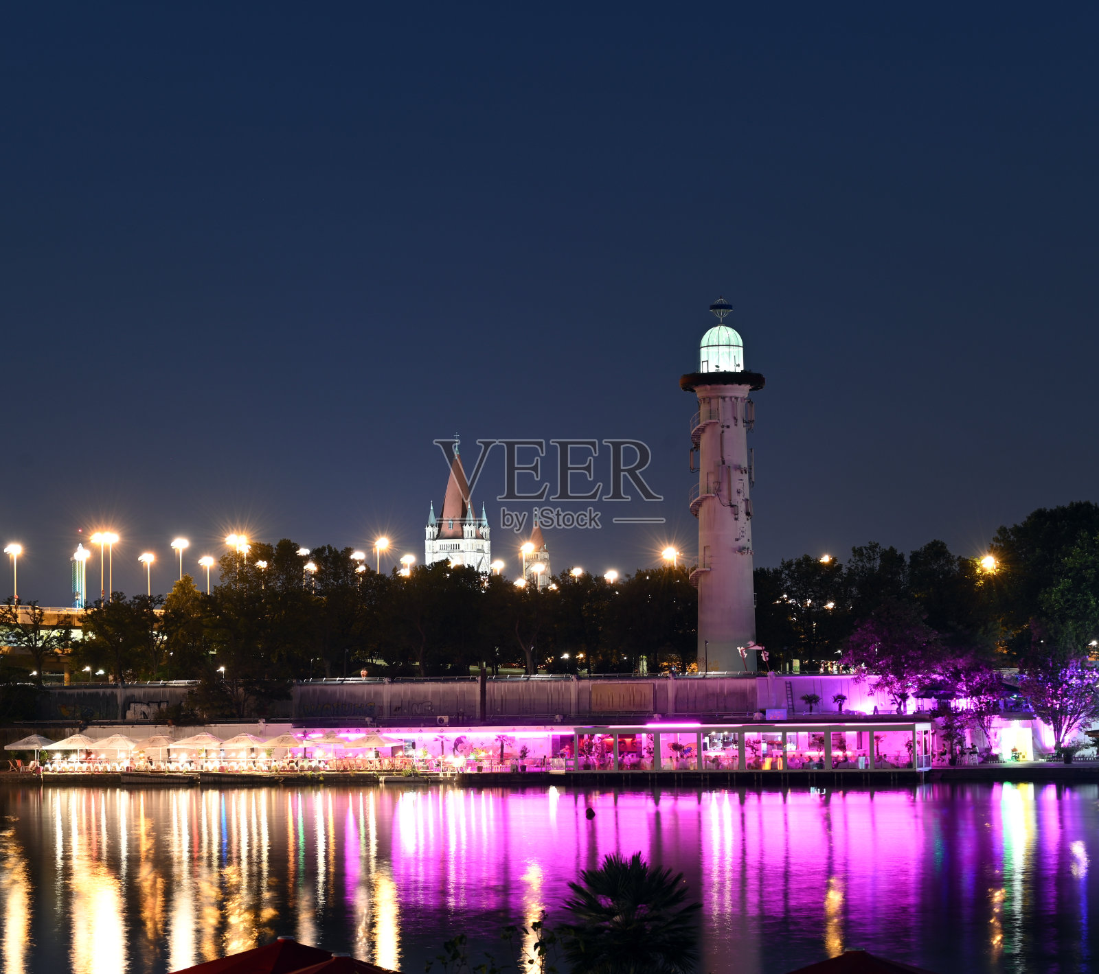 在维也纳多瑙河岛上的灯塔上过夜照片摄影图片