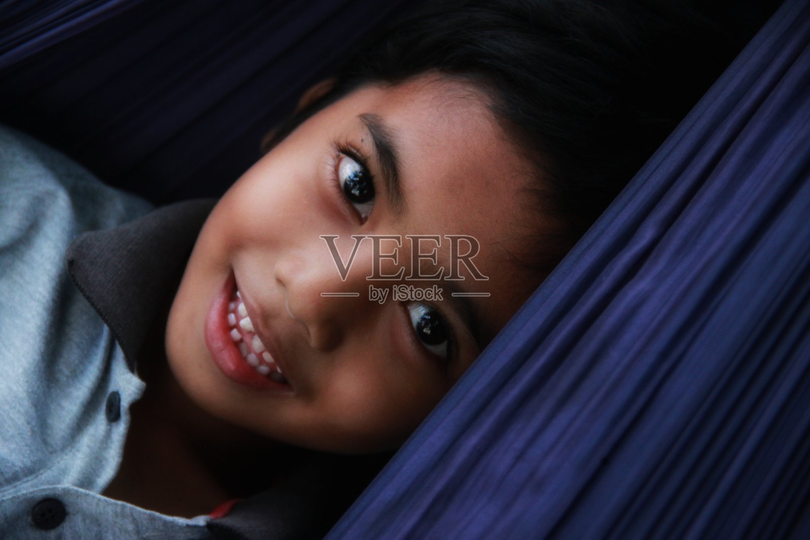 孩子可爱的微笑肖像照片摄影图片