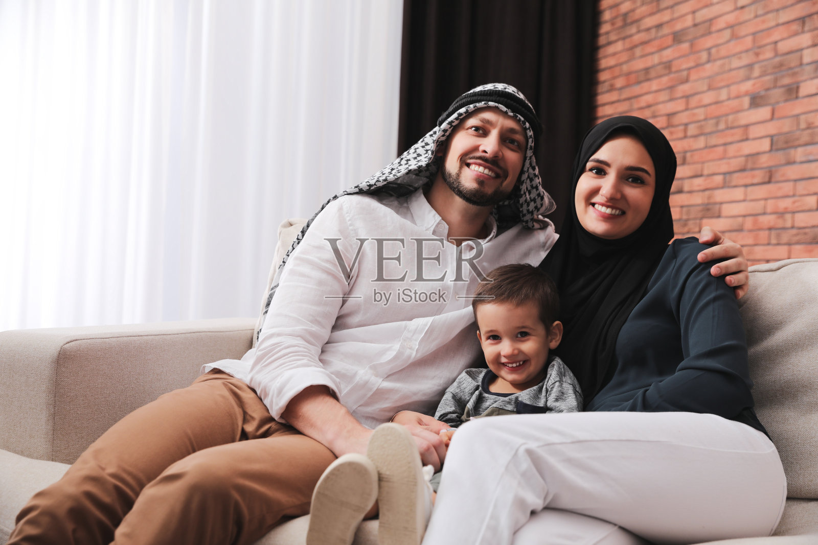 幸福的穆斯林家庭在沙发上共度时光照片摄影图片
