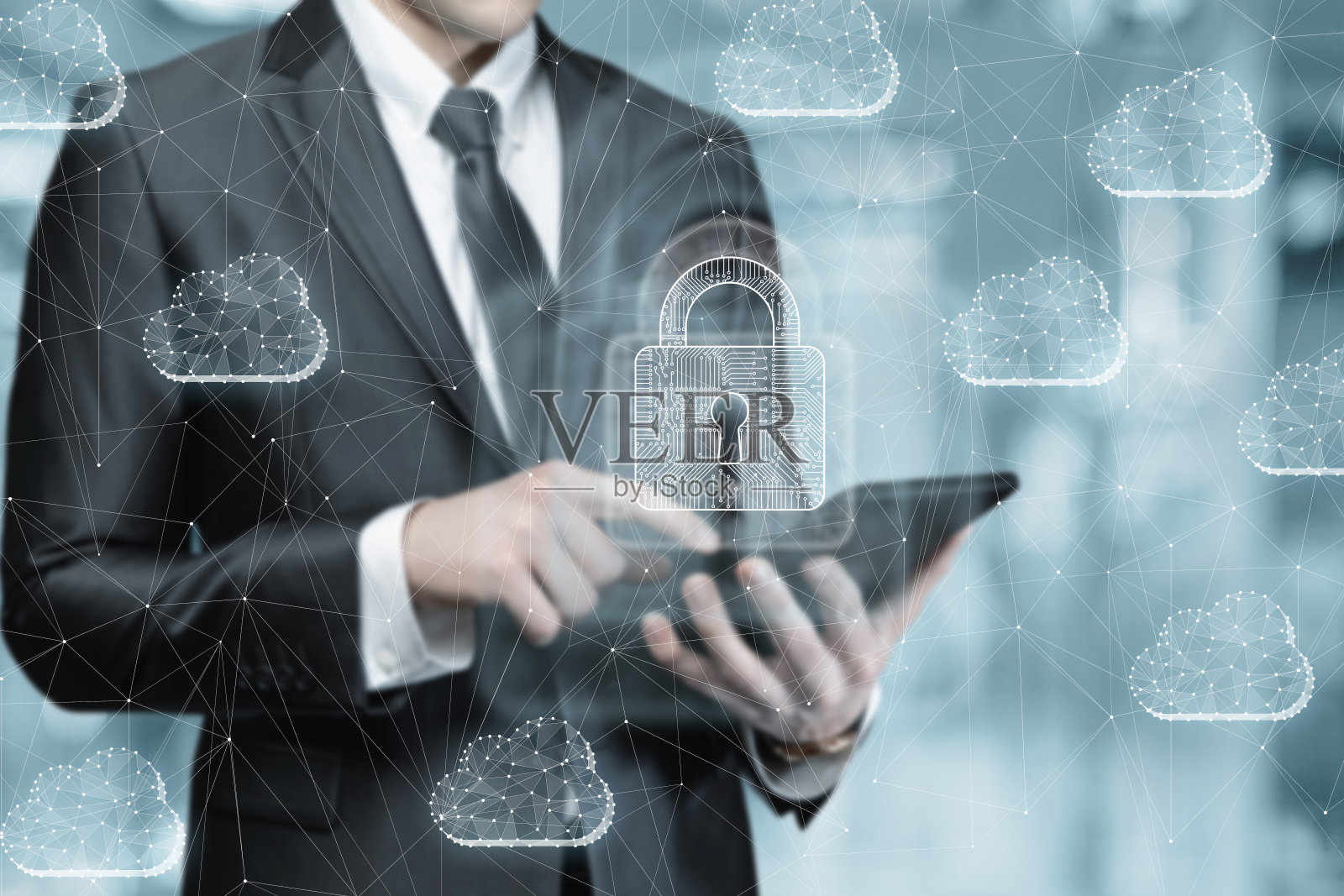 工程师使用移动电脑设置网络保护。照片摄影图片