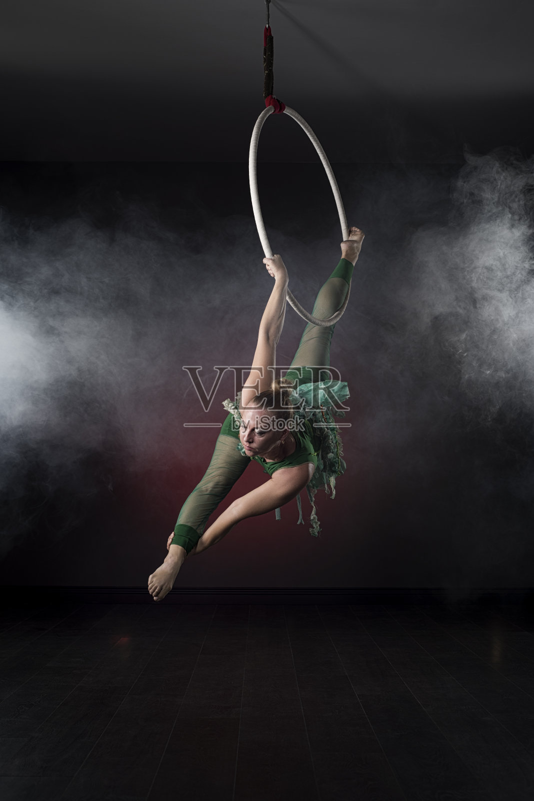 拳台上的空中杂技演员。照片摄影图片