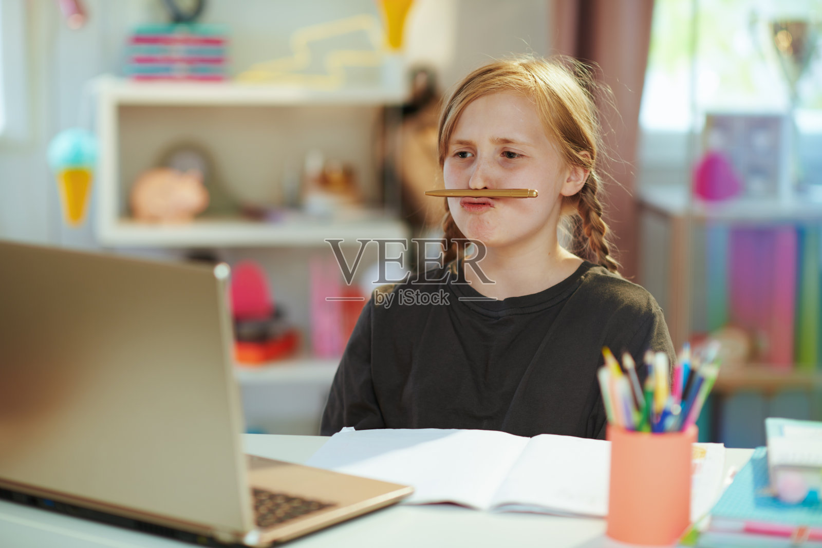 无聊的现代学生晴天在家远程学习照片摄影图片