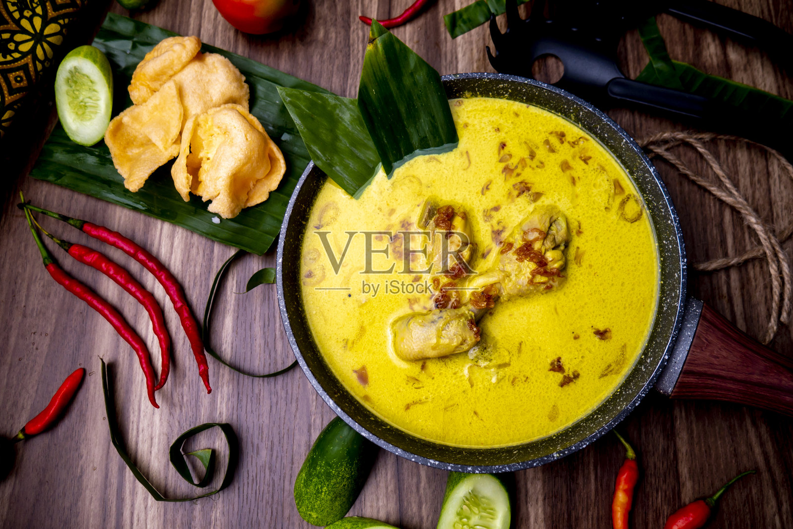 Opor Ayam配饼干和辣椒照片摄影图片