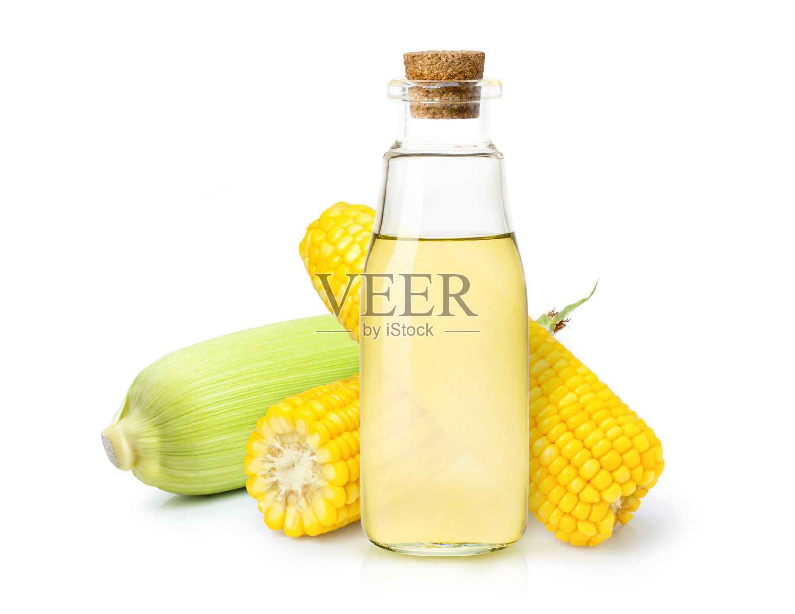 新鲜玉米和玉米油在玻璃瓶上分离白照片摄影图片