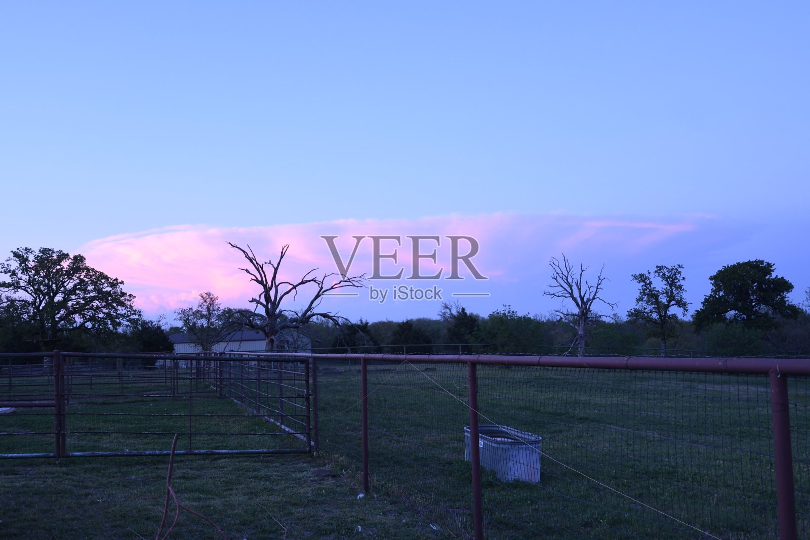 日落时的雷云照片摄影图片