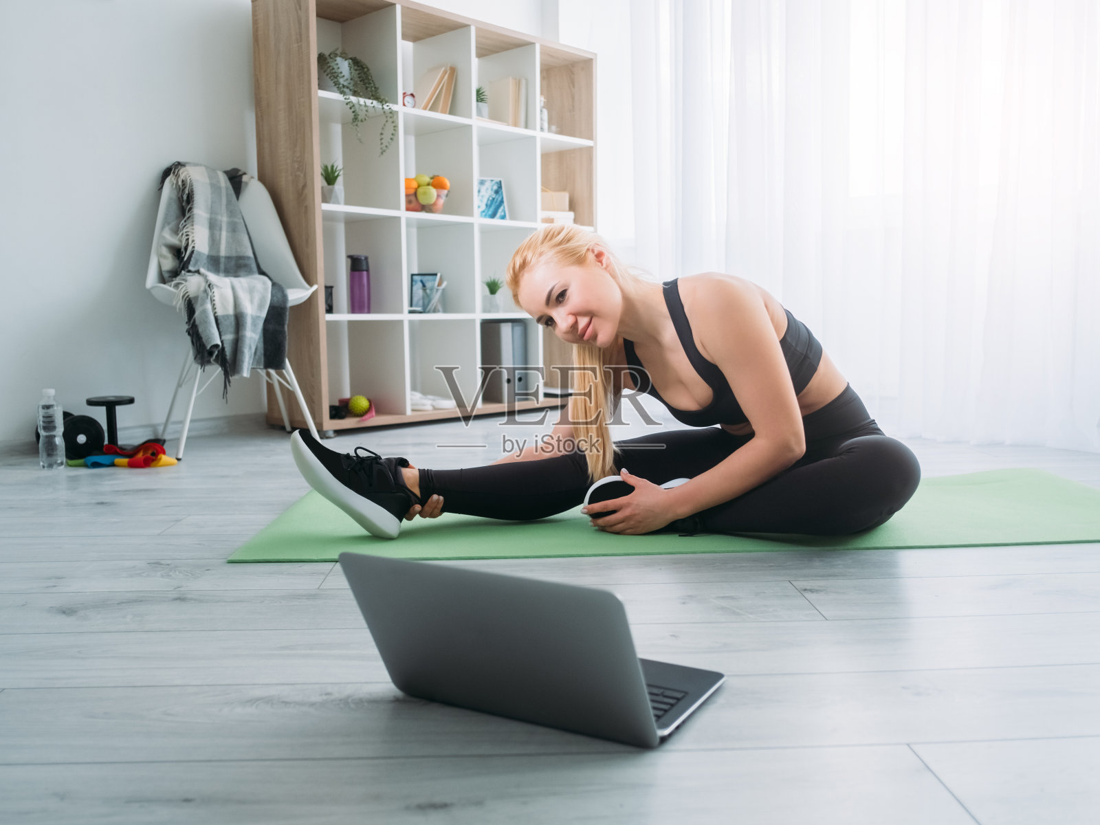 有氧伸展运动女子在线训练照片摄影图片