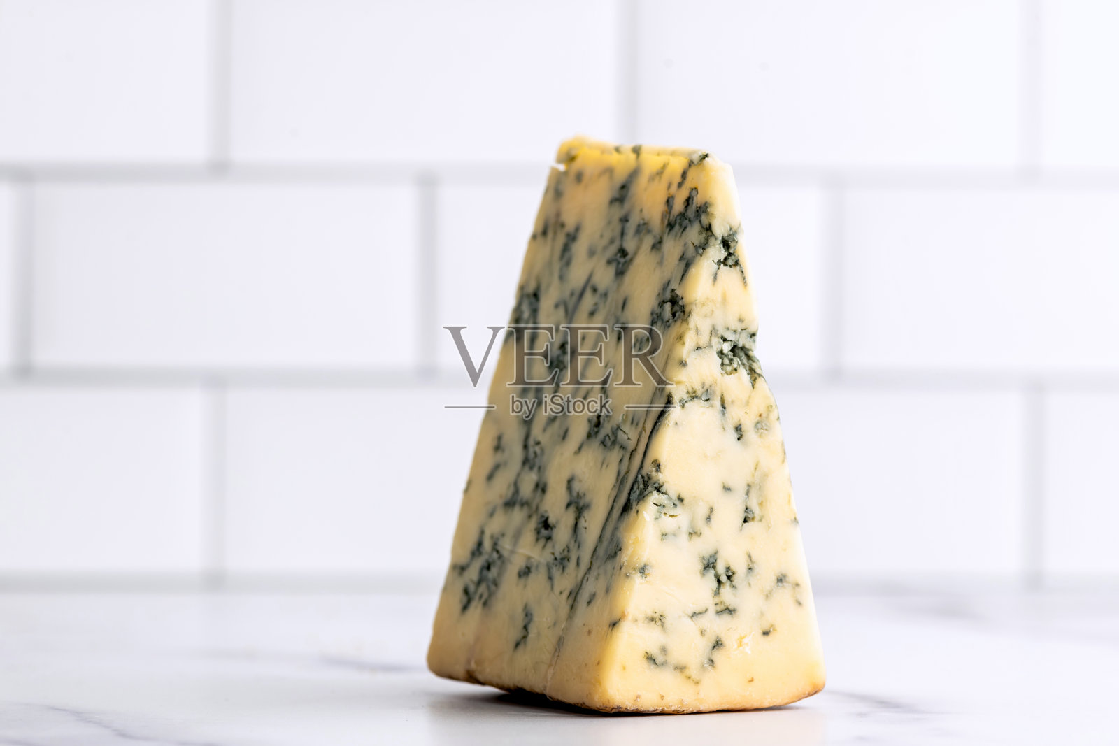 厨房柜台上的斯第尔顿奶酪照片摄影图片