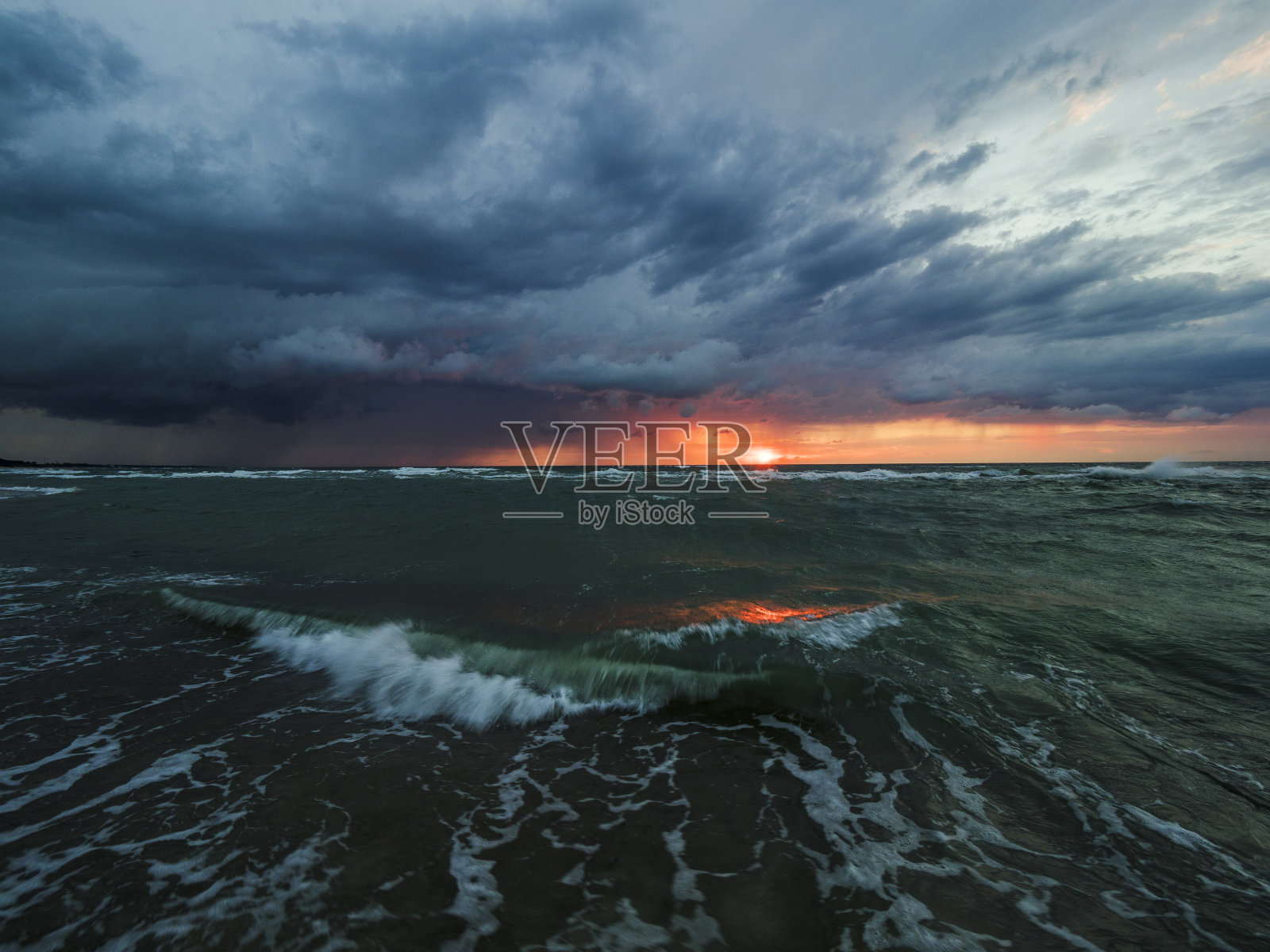 日落时暴风雨的波罗的海照片摄影图片