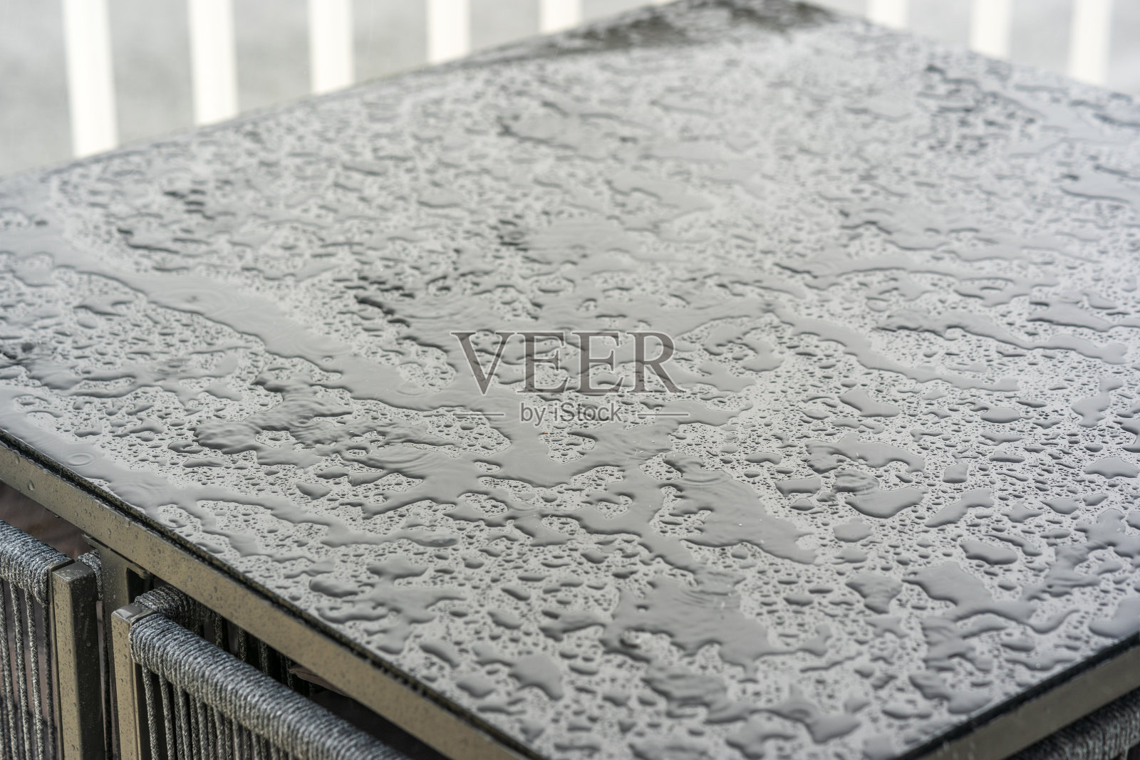 雨水汇聚在室外的桌子上照片摄影图片