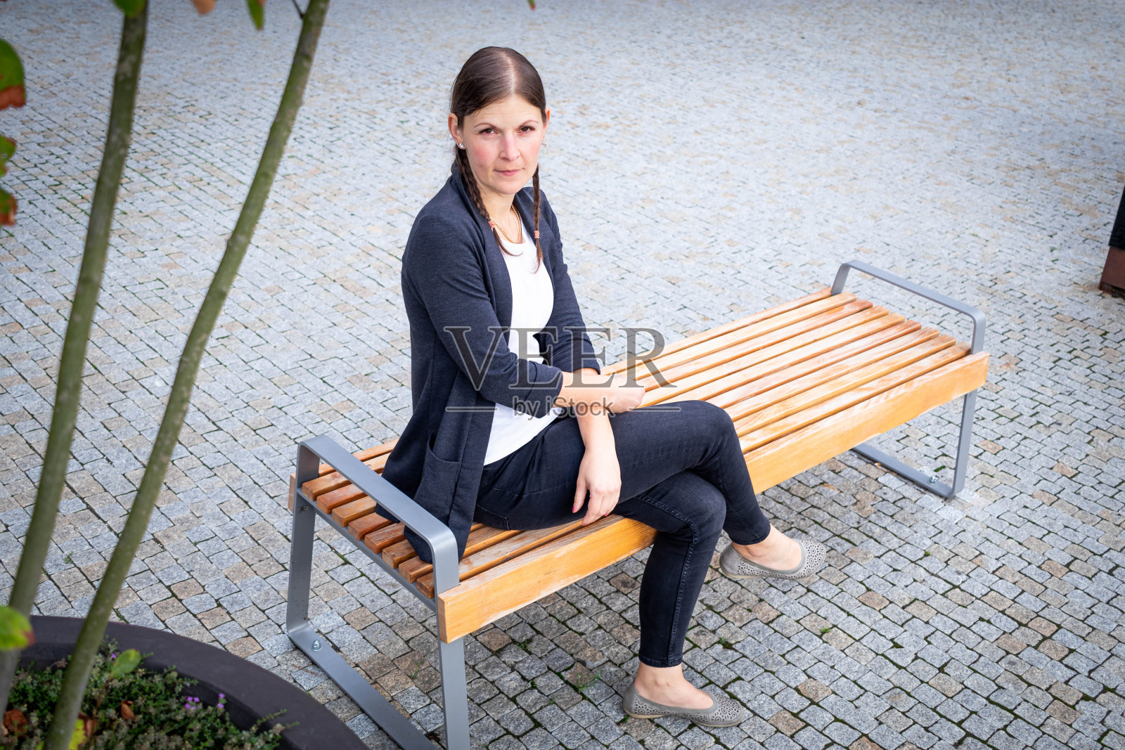 一位年轻女商人的肖像。穿着夹克的年轻女人。照片摄影图片