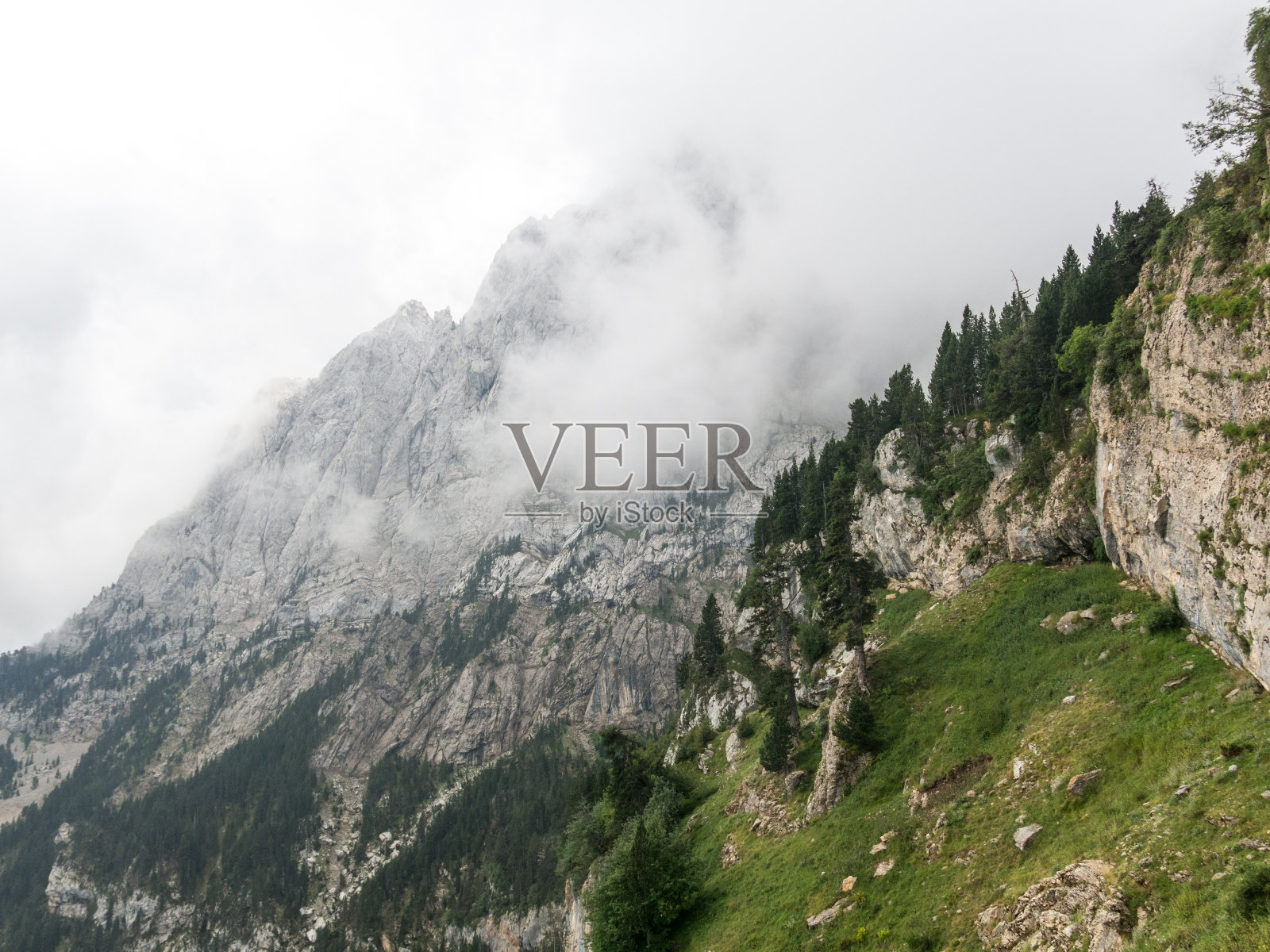 暴风雨即将来临。图片来自El Pedraforca地块。西班牙加泰罗尼亚。照片摄影图片