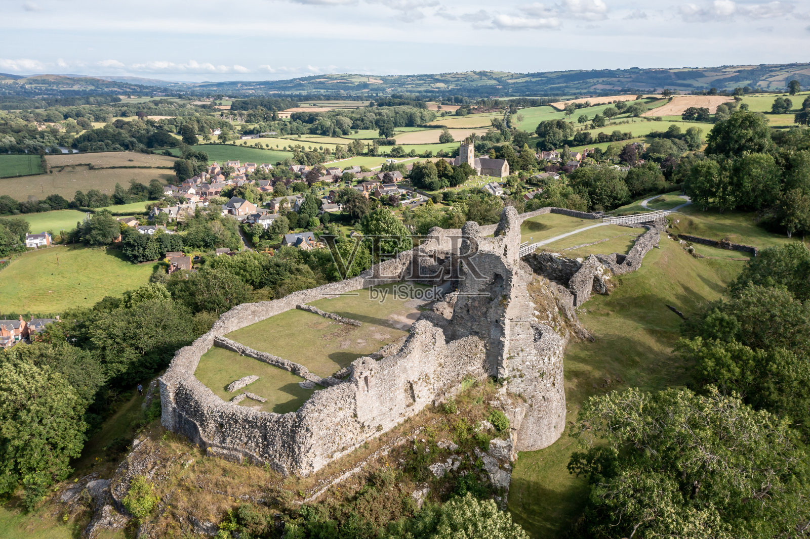 蒙哥马利城堡废墟旁边的威尔士城镇蒙哥马利照片摄影图片