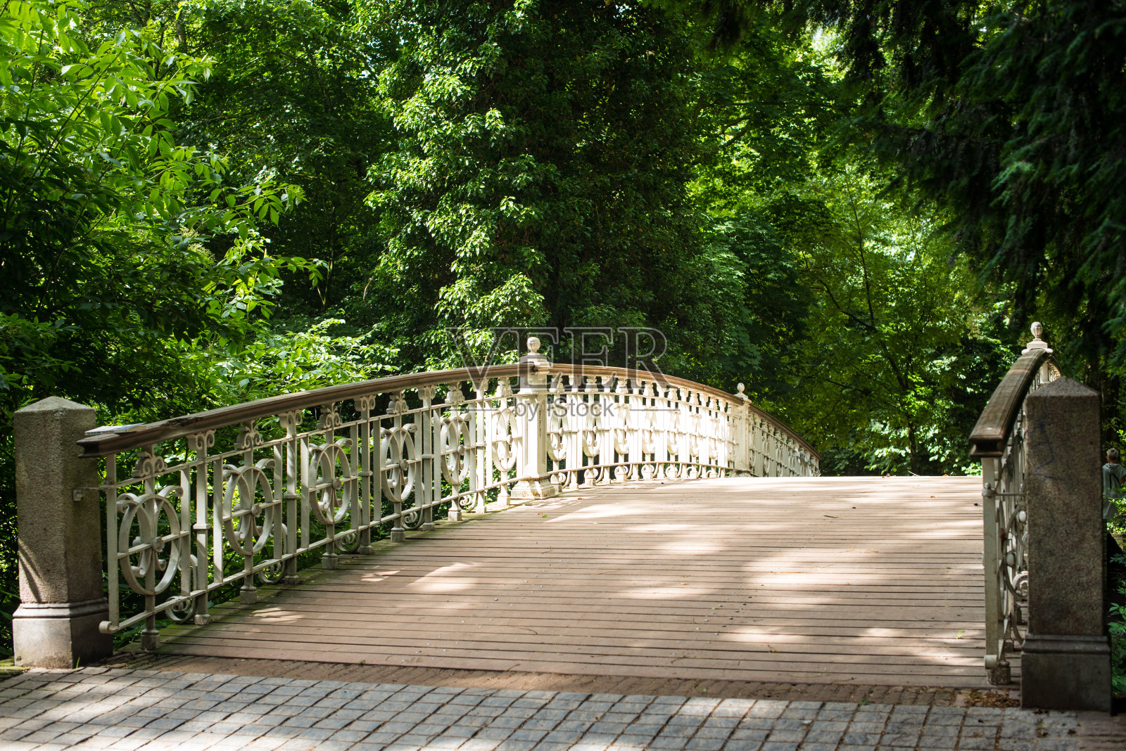 公园里的人行道和小桥照片摄影图片