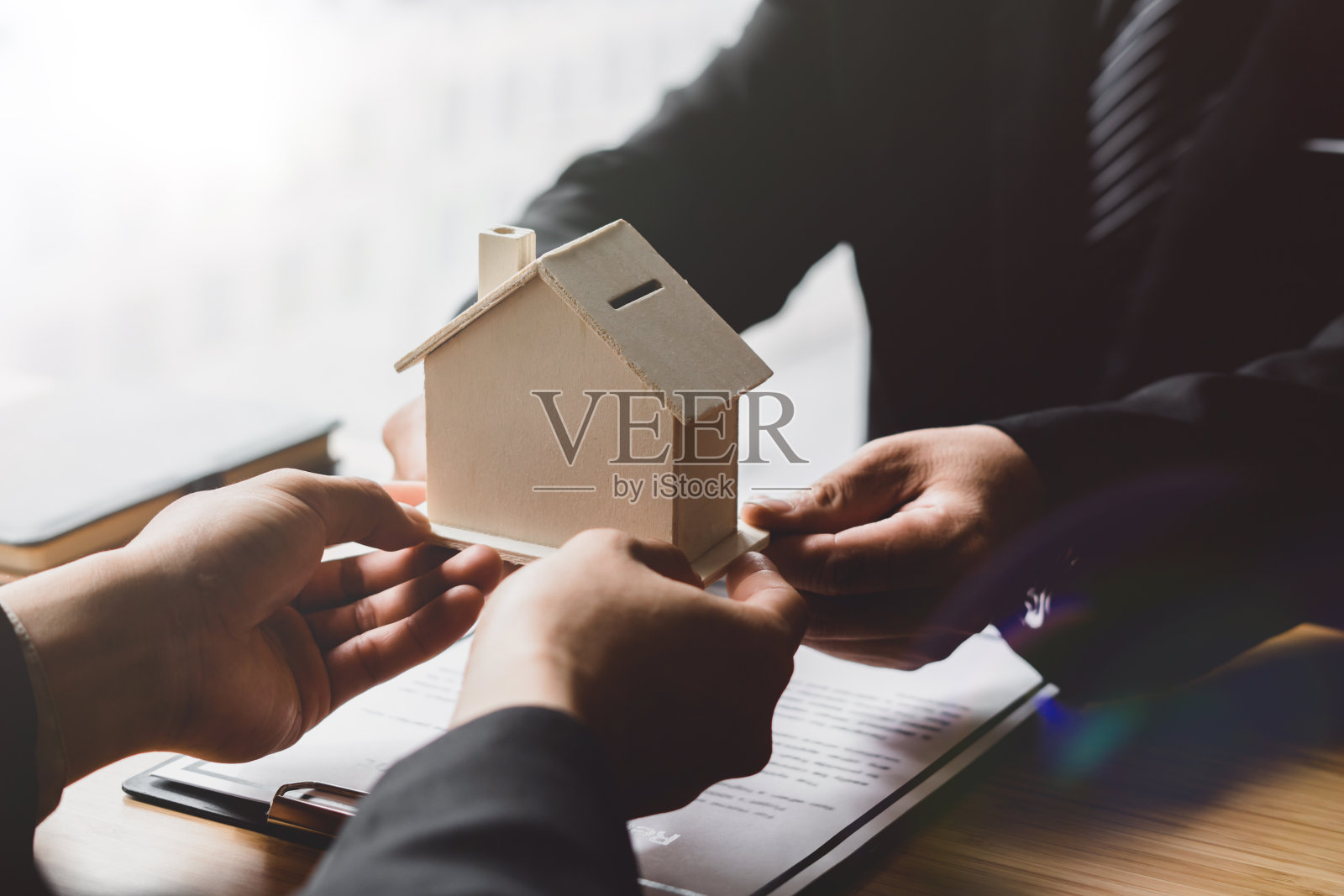 物业投资理念、小户型形象摆在桌面上。住房贷款保险。照片摄影图片