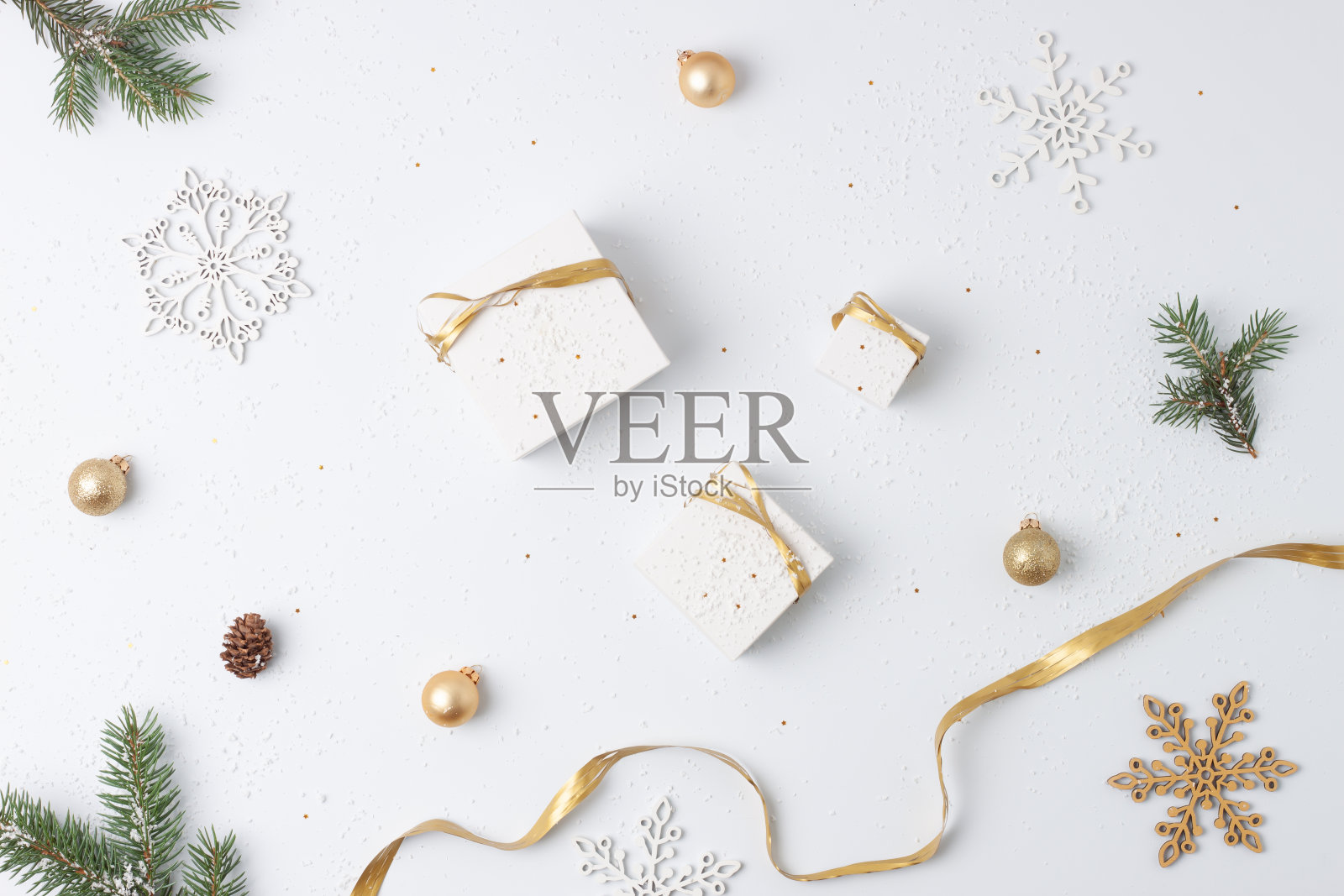 圣诞装饰与礼物在白色的背景。平铺，复制空间照片摄影图片