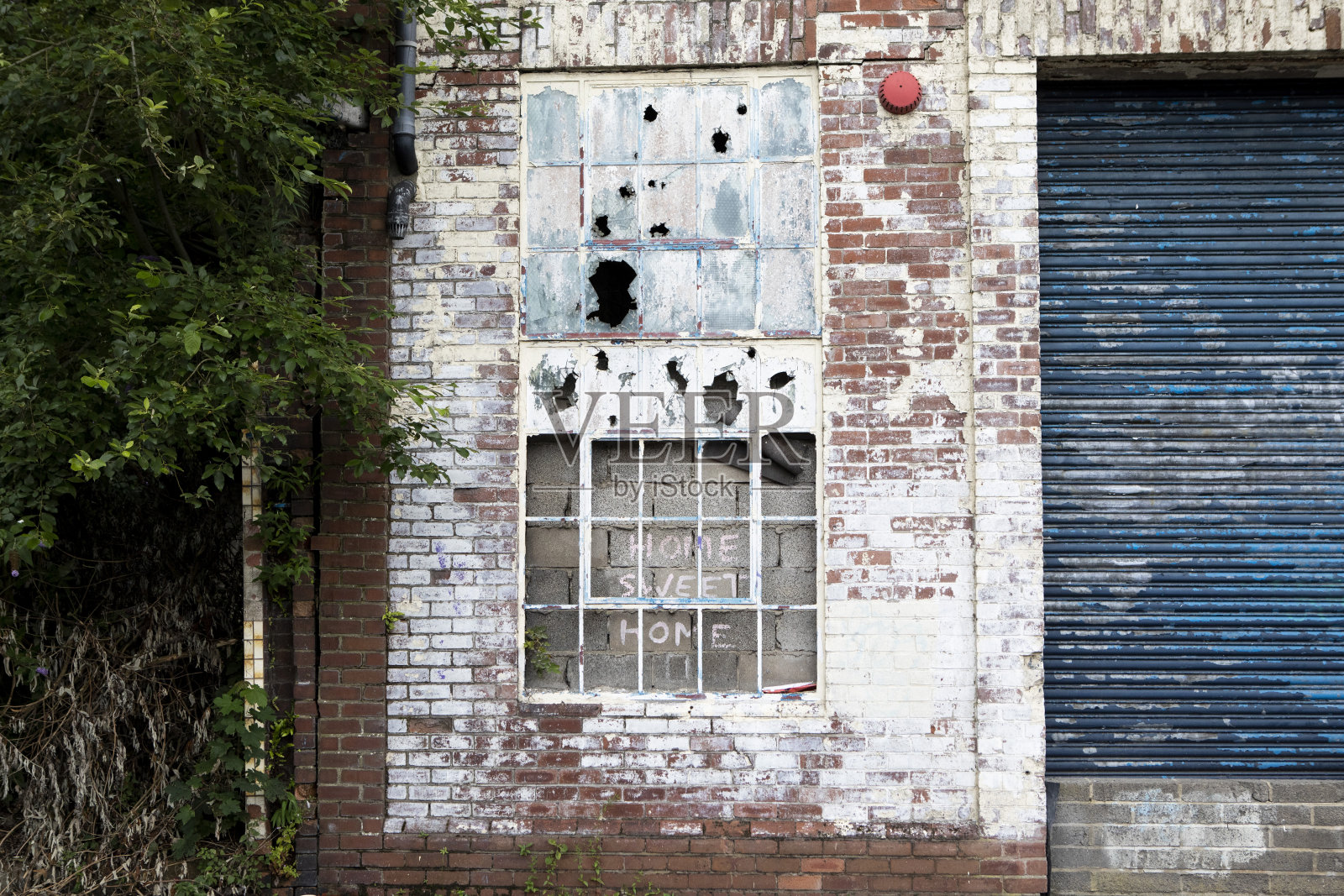 破旧废弃的仓库窗户都破了照片摄影图片