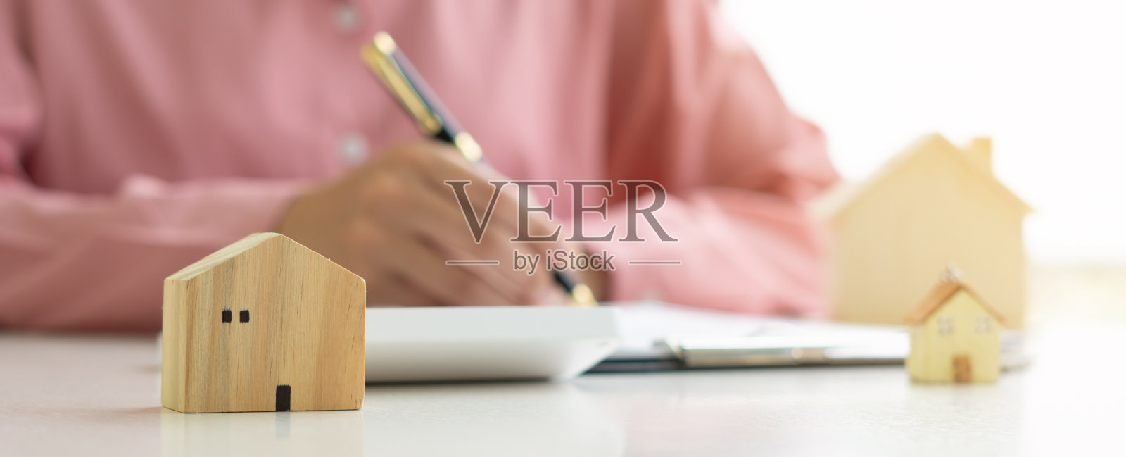 房地产经纪人向客户提出并咨询，决定签订保险表格协议，买卖房屋模型，有关按揭贷款的提供和房屋保险照片摄影图片