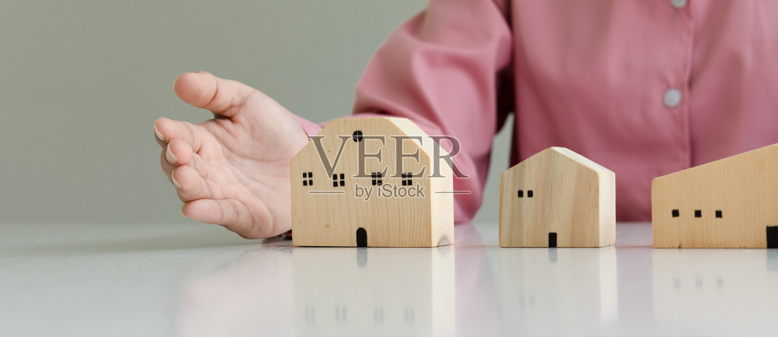 房地产经纪人向客户提出并咨询，决定签订保险表格协议，买卖房屋模型，有关按揭贷款的提供和房屋保险照片摄影图片